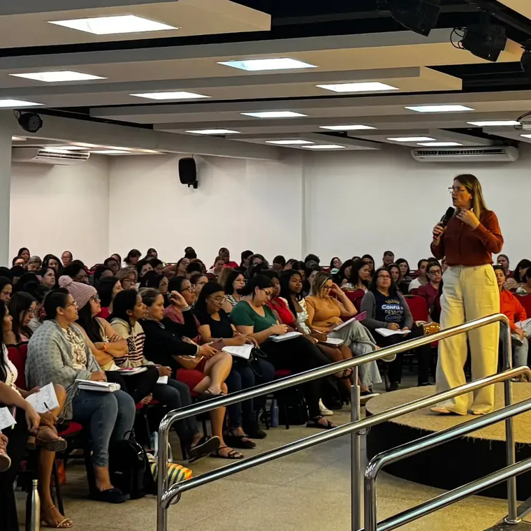 Profª Carla Oliveira dando aula para uma turma de alunas